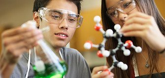 Estudiantes en una clase de ciencias